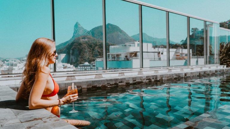 Piscina rooftop del Yoo2 Rio de Janeiro con vistas al Cristo Redentor y cóctel en mano