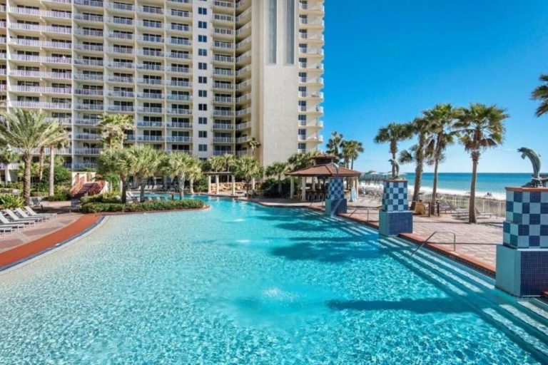 Piscina exterior con vistas al mar del condominio Amazing Views en Panama City Beach, Florida