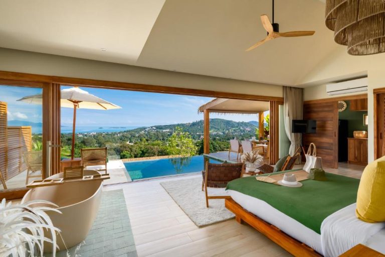 Habitación de lujo con piscina infinita y vistas al mar en Wild Cottages Elephant Sanctuary Resort