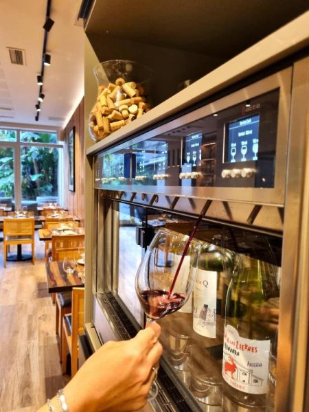 Dispensador automático de vinos por copa en el restaurante del Fierro Hotel Buenos Aires