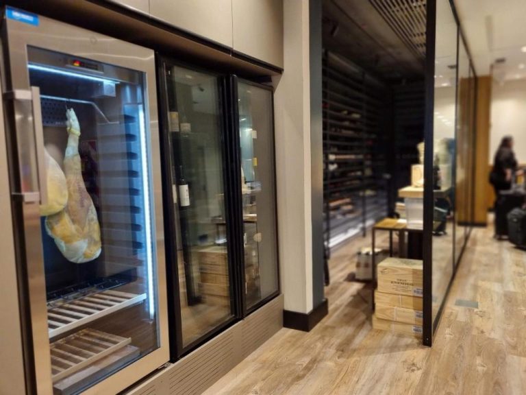 Cámara de curación de jamón ibérico y bodega con vinos en el Fierro Hotel Buenos Aires