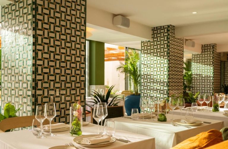 Elegante restaurante interior con columnas de azulejos geométricos y mesas vestidas en The View Agadir