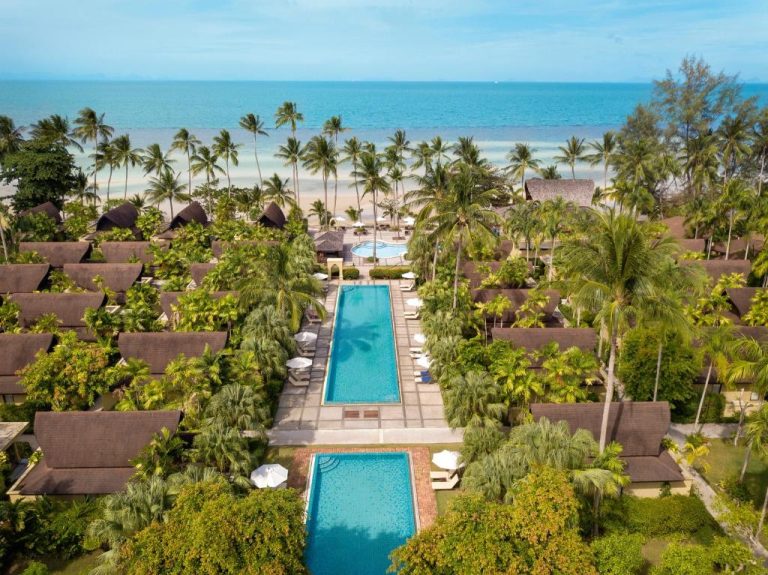 Vista aérea de las villas con piscinas privadas y playa del TUI BLUE The Passage Samui Resort