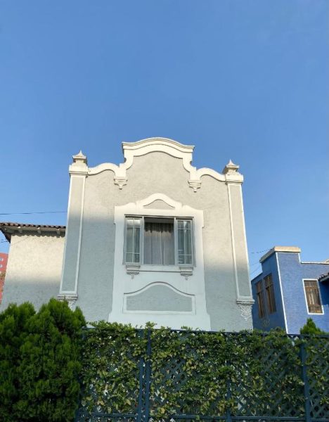 Fachada exterior estilo colonial del Quinta Miraflores Boutique Hotel con jardín y verja decorativa