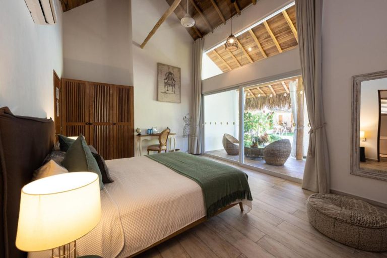 Habitación doble con terraza exterior y techo de palma en Takuma Boutik Hotel