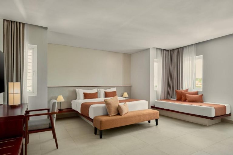 Suite deluxe con cama king size y sofá cama en Plantation Urban Resort & Spa