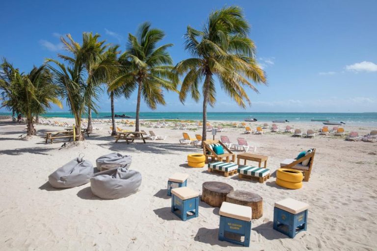 Playa privada con tumbonas, palmeras y zona de descanso en C Rodrigues Mourouk, Isla Rodrigues