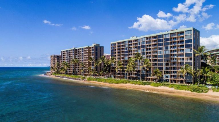 Vista aérea del Aston Mahana at Kaanapali con edificios frente a la playa de Maui, Hawái