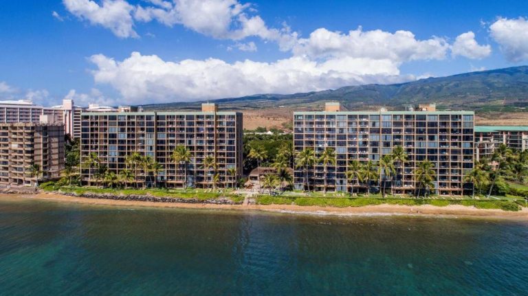 Vista aérea del Aston Mahana at Kaanapali con edificios frente al mar y palmeras en Maui, Hawái
