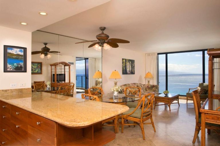 Salón comedor con cocina americana y vistas panorámicas al océano en Aston Mahana at Kaanapali
