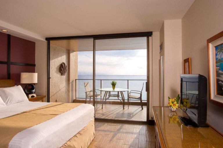Habitación con cama doble y terraza privada con vista al océano en Aston Mahana at Kaanapali