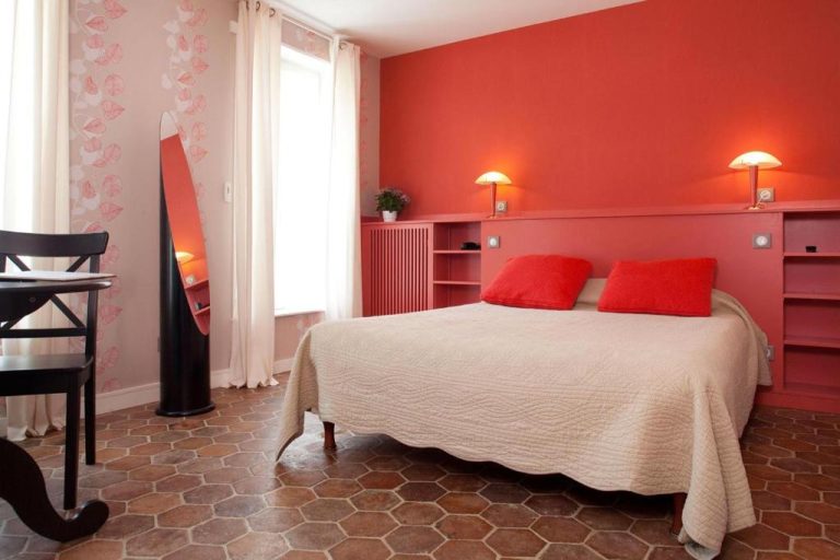 Habitación doble con paredes rojas y suelo de terracota en Hotel du Saumon de Verneuil sur Avre