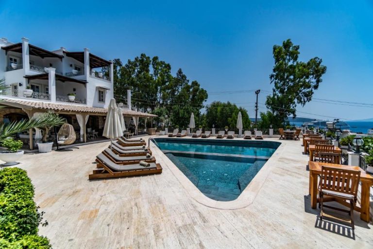 Piscina exterior con tumbonas y terraza del Manzara Boutique Hotel Adults Only con vistas al mar
