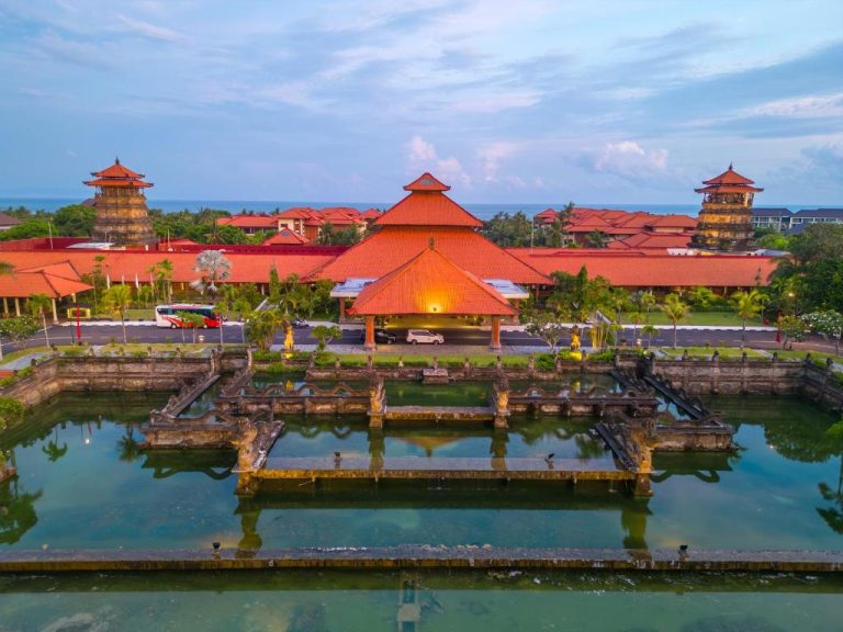 Vista aérea de la entrada principal del Ayodya Resort Bali con estanque y arquitectura balinesa tradicional