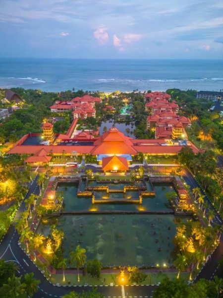 Vista aérea del Ayodya Resort Bali con jardines, estanques y acceso directo a la playa al atardecer