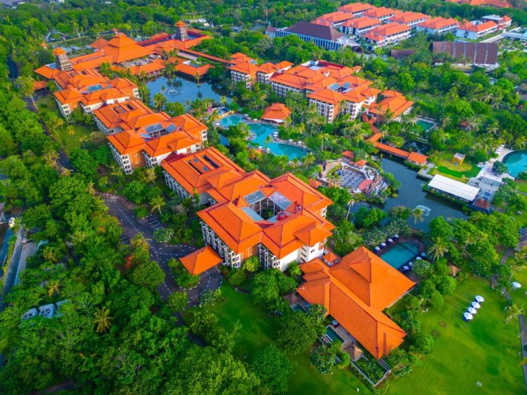 Vista aérea del Ayodya Resort Bali con tejados naranjas, piscinas y jardines tropicales