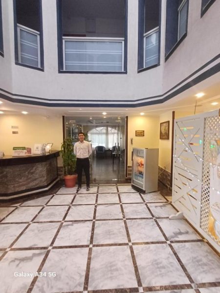 Recepción y lobby principal del Palm Inn Hotel Hurghada con suelo de mármol y decoración elegante