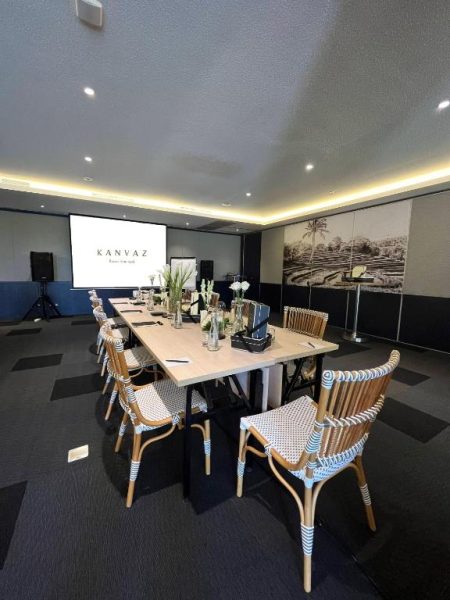 Sala de reuniones con proyector y mesa de conferencias en Kanvaz Village Resort Seminyak