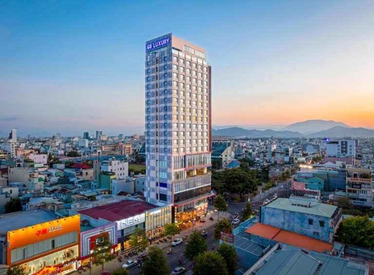 Vista aérea del G8 Luxury Hotel Da Nang destacando su imponente torre en el centro de la ciudad