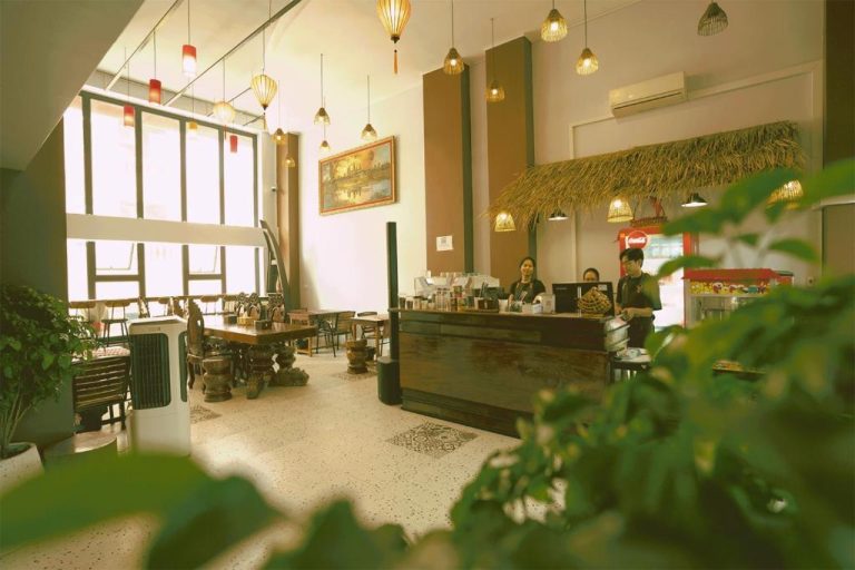 Cafetería interior del Daun Penh Palace Boutique con decoración tradicional y barra de madera