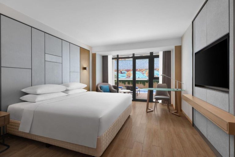 Habitación king con terraza y vistas al exterior en Four Points by Sheraton Boracay