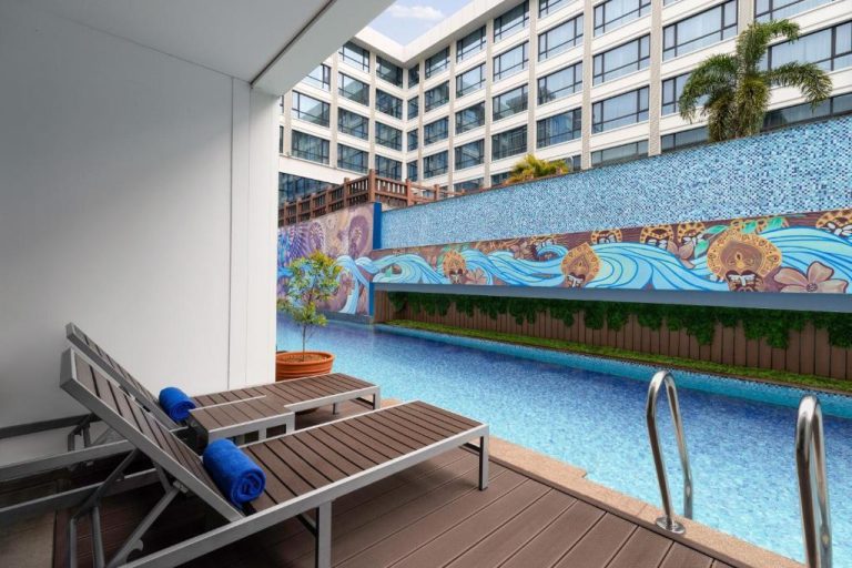 Piscina privada con tumbonas y mural decorativo en Four Points by Sheraton Boracay
