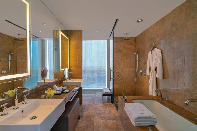 Baño de lujo con mármol, bañera y ducha panorámica en The Westin Lima Hotel & Convention Center