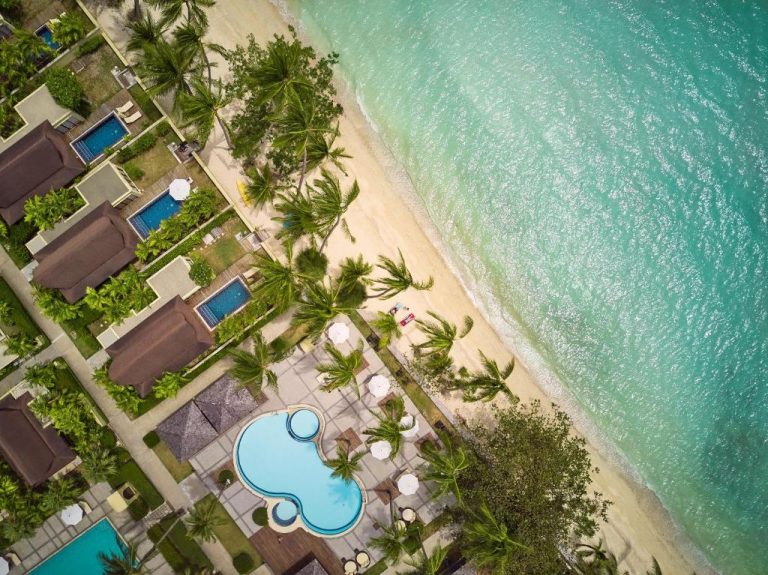 Vista aérea del TUI BLUE The Passage Samui con villas privadas, piscinas y playa de arena blanca