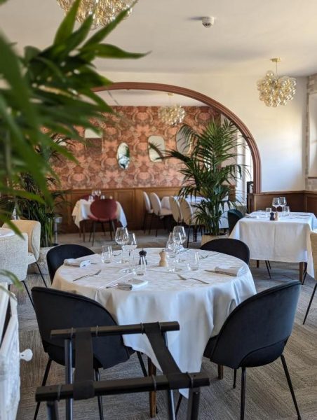 Restaurante elegante del Hotel du Saumon en Verneuil sur Avre con mesas vestidas y decoración clásica