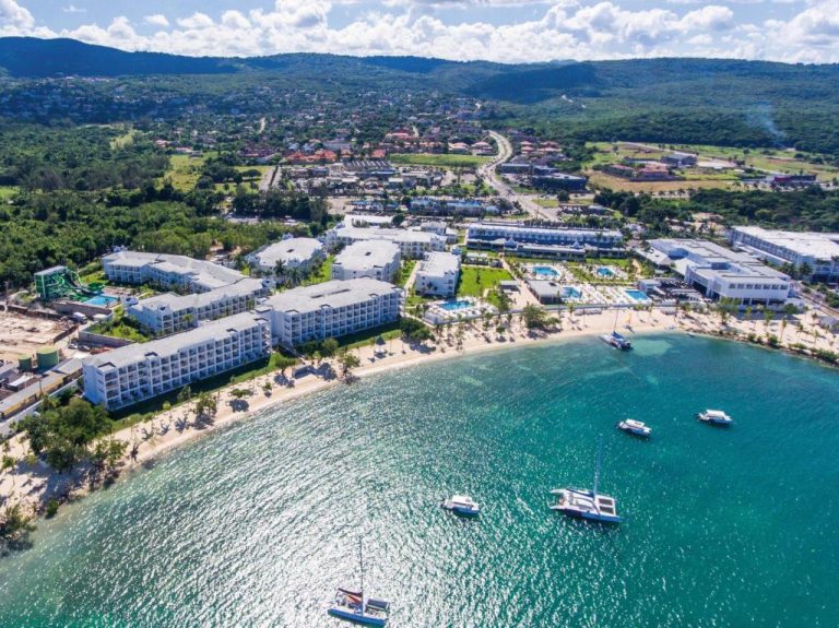 Vista aérea del Riu Montego Bay Adults Only con playa privada y aguas turquesas en Jamaica