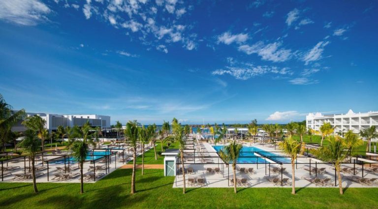 Piscinas exteriores con tumbonas y palmeras del Hotel Riu Montego Bay Adults Only en Jamaica