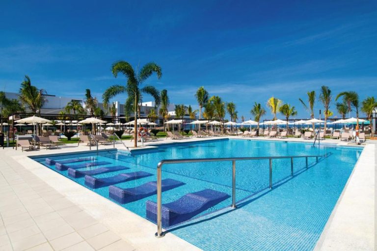 Piscina exterior con tumbonas acuáticas y palmeras del Hotel Riu Montego Bay Adults Only Jamaica