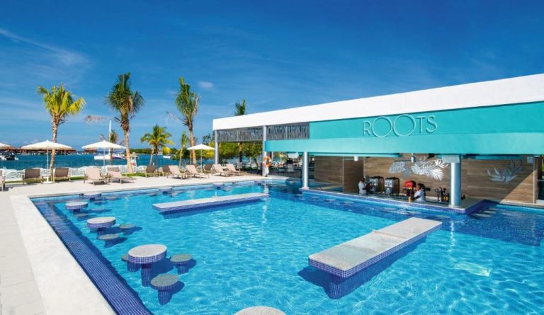 Piscina swim-up bar Roots del hotel Riu Montego Bay Adults Only con taburetes y vistas al mar