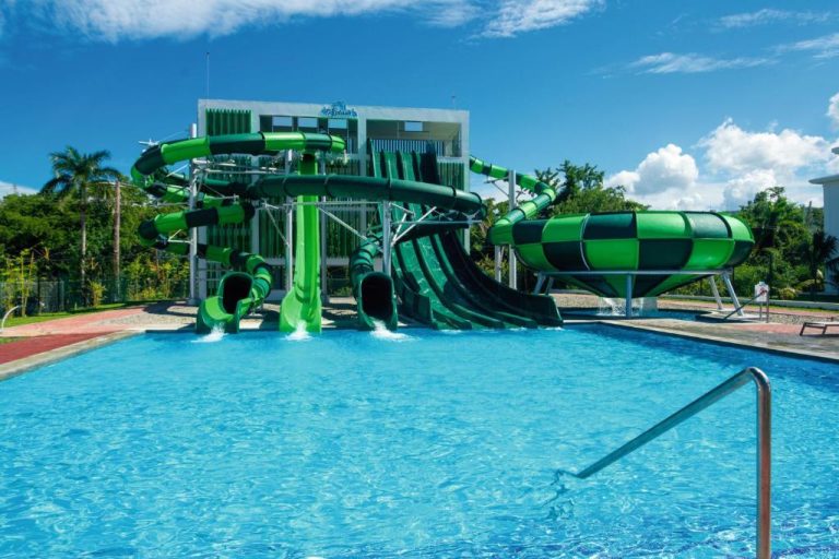 Toboganes acuáticos verdes y piscina exterior del Hotel Riu Montego Bay Adults Only All Inclusive