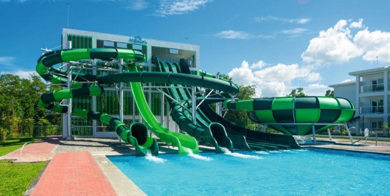Toboganes acuáticos verdes con piscina exterior en el hotel Riu Montego Bay Adults Only Jamaica