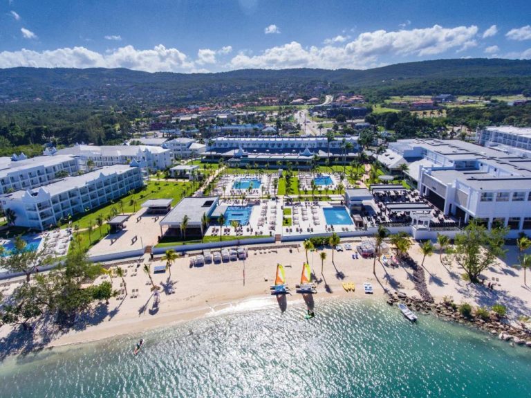 Vista aérea del Hotel Riu Montego Bay Adults Only con piscinas, playa de arena blanca y mar turquesa en Jamaica