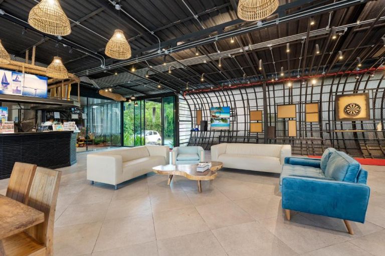 Amplio lobby lounge con sofás blancos y azules del Samui Fishing Club and Resort en Koh Samui