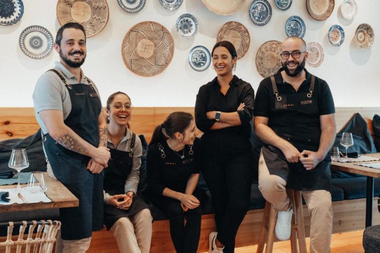 Equipo de restaurante del hotel SENSI Azores Nature and SPA posando con delantales en el comedor