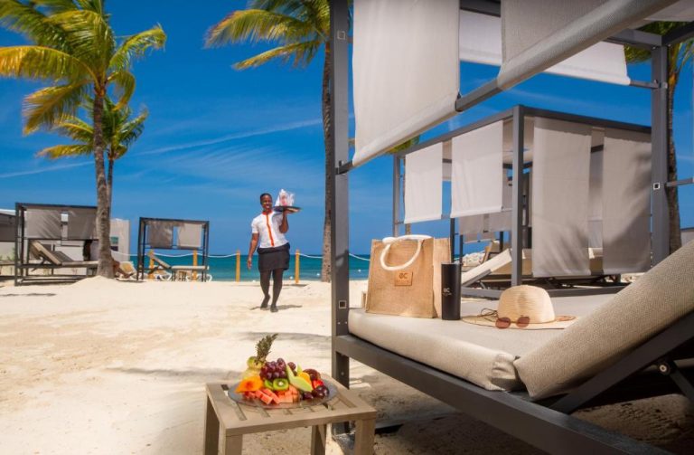 Servicio de playa con cabañas privadas y frutas en el Riu Palace Jamaica Adults Only All Inclusive