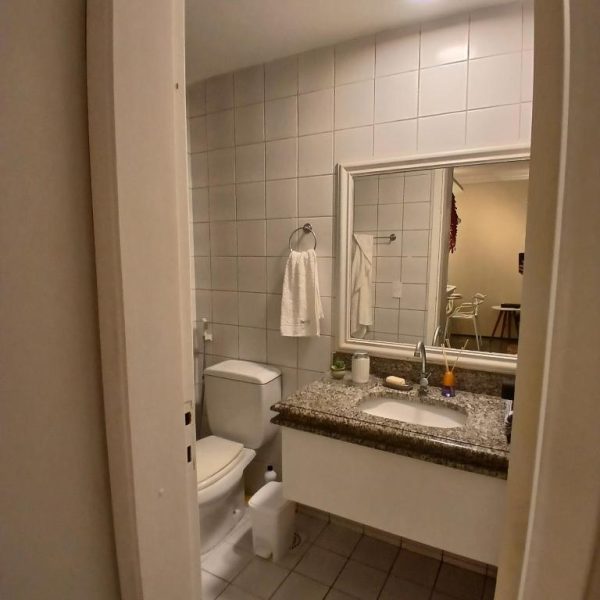 Baño completo con encimera de granito, lavabo empotrado y espejo en Flat Saint Martin 1807