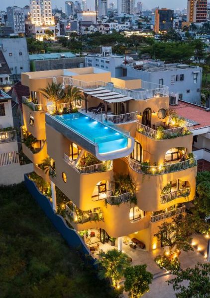 Piscina infinita en terraza del Saha Casa Boutique Hotel Da Nang con jardines y vistas a la ciudad