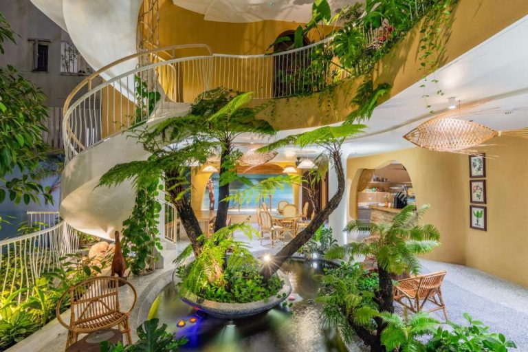 Jardín interior tropical con escalera de caracol y estanque en Saha Casa Boutique Hotel Da Nang