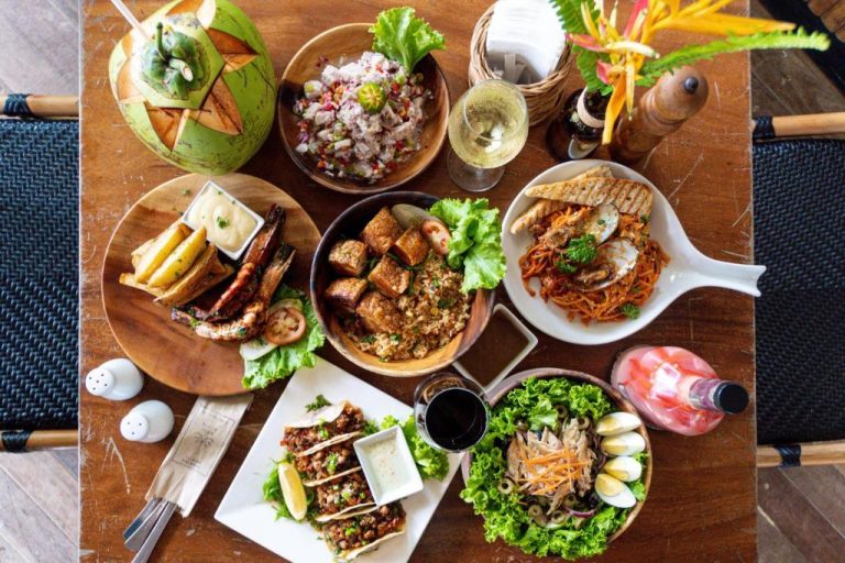 Variedad de platos tropicales y bebidas en el restaurante del Maremegmeg Beach Club en Filipinas