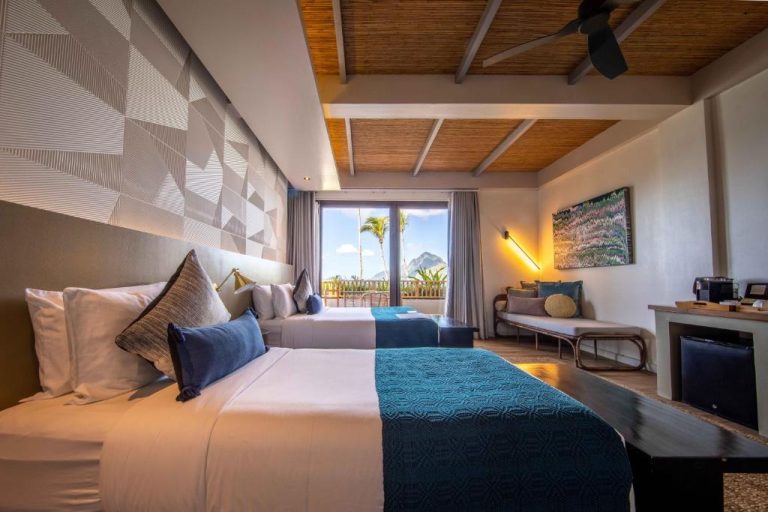 Habitación doble con camas king y vistas a la montaña en Maremegmeg Beach Club, Palawan