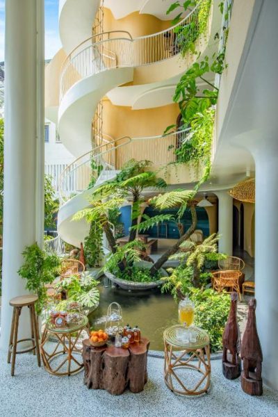 Escalera de caracol con jardín tropical y estanque en Saha Casa Boutique Hotel Da Nang