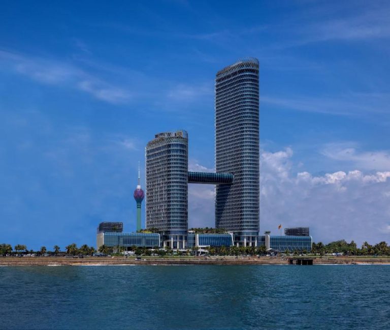 Vista exterior de las torres del ITC Ratnadipa Luxury Collection Hotel frente al mar en Colombo, Sri Lanka