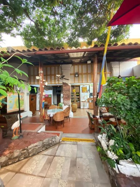 Patio interior con terraza y jardín del Hotel Nueva Granada, zona de descanso con mesas y vegetación tropical