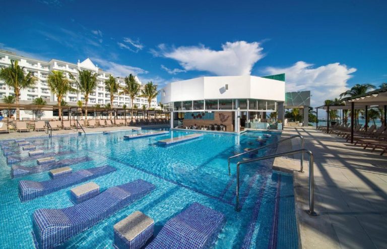 Piscina principal con tumbonas sumergidas y bar swim-up del hotel Riu Ocho Rios All Inclusive en Jamaica