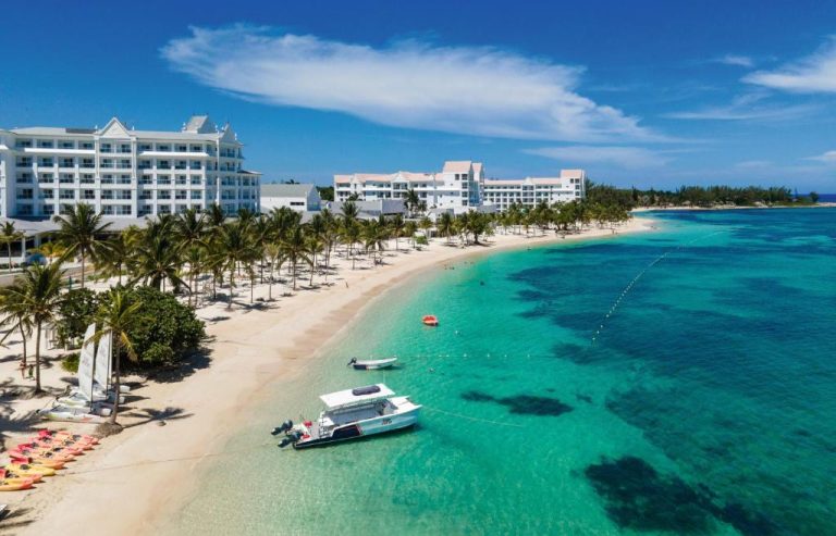 Vista aérea de la playa cristalina y fachada del hotel Riu Ocho Rios All Inclusive en Jamaica