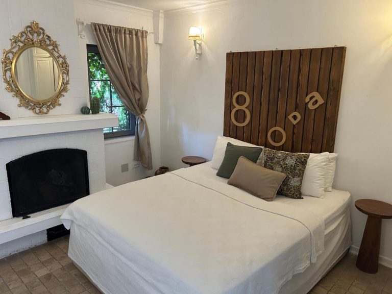 Habitación doble con chimenea blanca y cabecero de madera en el hotel 8 oDa Marmaris